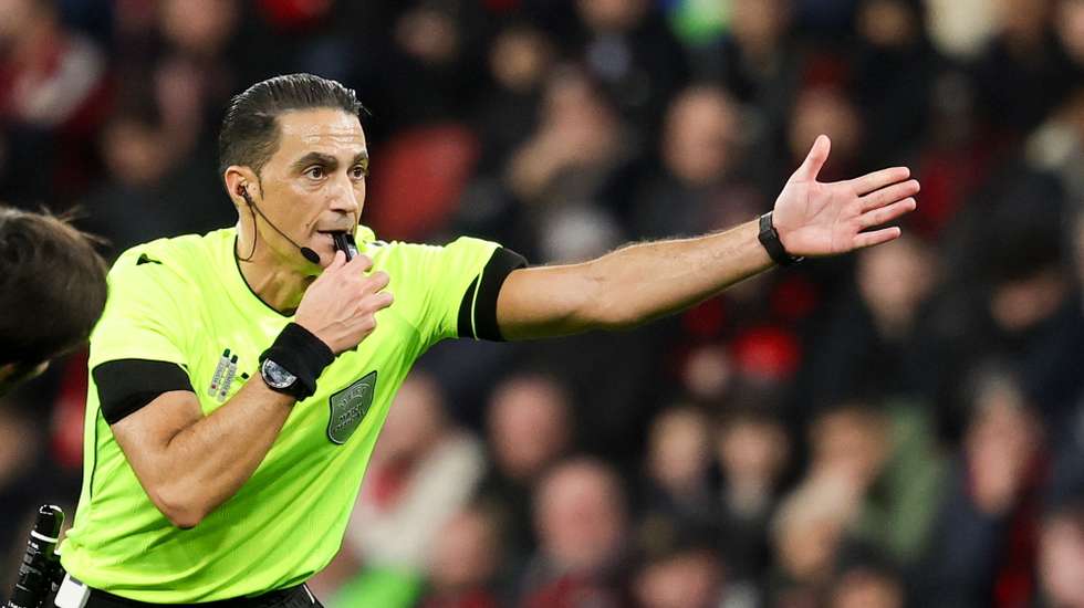 epa12584278 Referee Serdar Gozubuyuk gestures during the UEFA Champions League match between Bayer 04 Leverkusen and Newcastle United, in Leverkusen, Germany, 10 December 2025.  EPA/FRIEDEMANN VOGEL