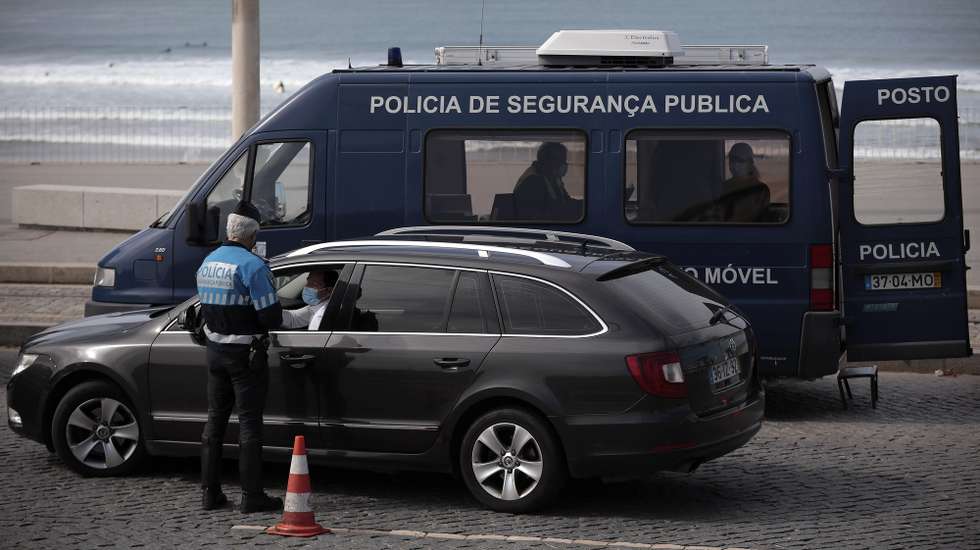 Condutores fiscalizados pelas forças policiais. Operação policial para controle das medidas de restrição e de circulação entre concelhos impostas estado de emergência, na sequencia da pandemia de Covid-19. Porto, 27 de março de 2021. MANUEL FERNANDO ARAUJO/LUSA