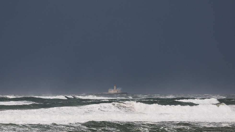 Agravamento do estado do mar durante a passagem da depressão Ingrid, em Costa de Caparica, 23 de janeiro de 2026. O agravamento das condições meteorológicas causado pela passagem da tempestade Ingrid pelo território continental de Portugal levou ao encerramento de dezenas de escolas na sexta-feira, especialmente na região norte. CARLOS M. ALMEIDA/LUSA