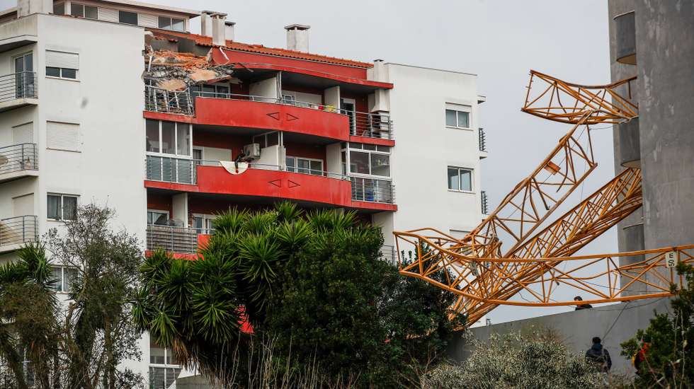 Destroços numa habitação de um edifício causados pela passagem da depressão Kristin, em Leiria, 28 de janeiro de 2026. Portugal continental está a ser afetado pelos efeitos da passagem da depressão Kristin, com chuva, vento, neve e agitação marítima, tendo sido emitidos vários avisos pelo Instituto Português do Mar e da Atmosfera (IPMA). PAULO CUNHA/LUSA