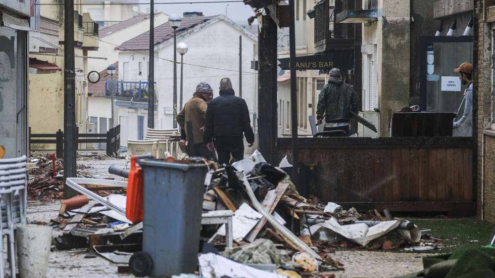 Várias esplanadas destruídos na Praia da Vieira, após a passagem da depressão Kristin, Leiria, 29 de janeiro de 2026. Portugal continental está a ser afetado pelos efeitos da passagem da depressão Kristin, com chuva, vento, neve e agitação marítima, tendo sido emitidos vários avisos pelo Instituto Português do Mar e da Atmosfera (IPMA), CARLOS BARROSO/LUSA