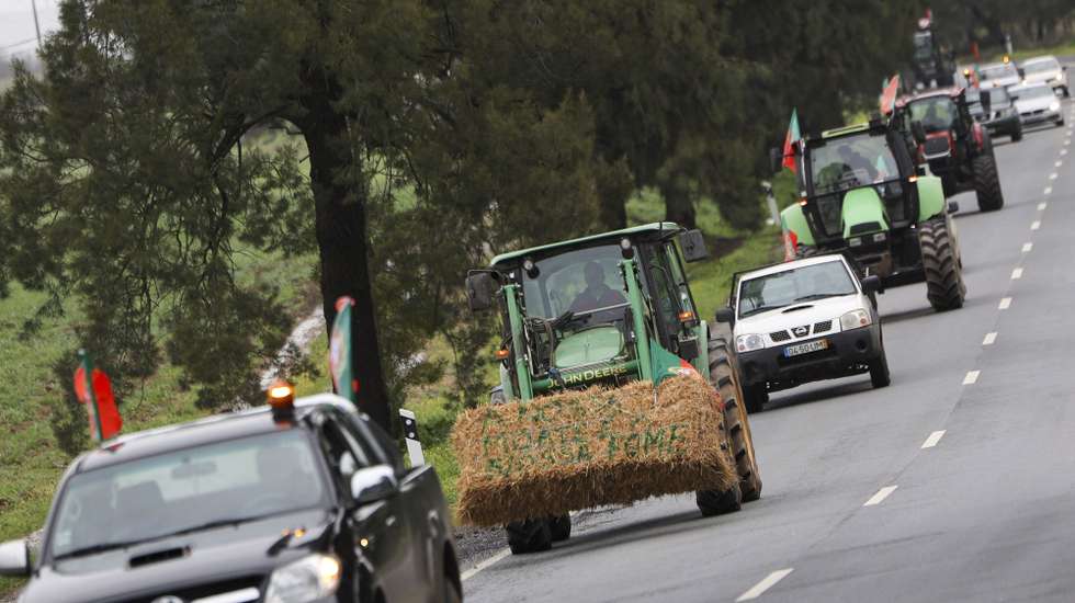 Coluna de veículos agricolas em marcha lenta na manifestação de agricultores organizada pela Associação de Produtores do Concelho de Serpa (APROSERPA), com o objetivo de protestar contra a reforma da PAC e o acordo da União Europeia com o Mercosul, Serpa 30 de janeiro de 2026. NUNO VEIGA/LUSA