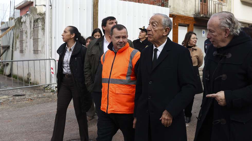 O Presidente da República, Marcelo Rebelo de Sousa (2D), acompanhado pelo presidente da Câmara Municipal da Figueira da Foz, Pedro Santana Lopes (D) percorre algumas ruas da cidade durante a visita que fez esta manhã ao parque de campismo da Figueira da Foz, 31 de janeiro de 2026. O Governo decretou situação de calamidade entre as 00:00 de quarta-feira até às 23:59 de dia 01 de fevereiro para cerca de 60 municípios, número que pode aumentar. PAULO NOVAIS/LUSA