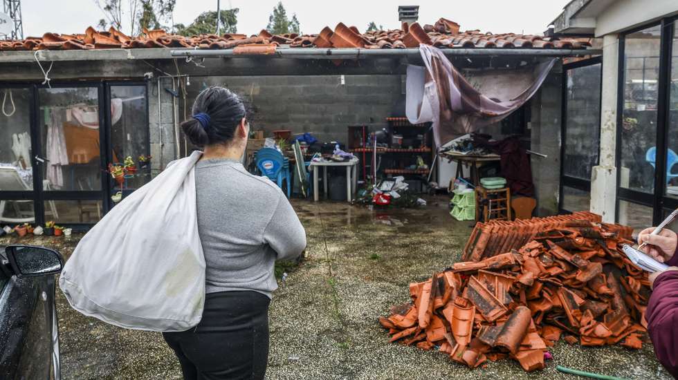 Populares junto a habitações destruídas pelo vento causado pela depressão Kristin, em Pedrógão Grande, 30 de janeiro de 2026. A passagem da depressão Kristin pelo território português deixou um rasto de destruição, causou cinco mortos e vários desalojados. PAULO NOVAIS/LUSA