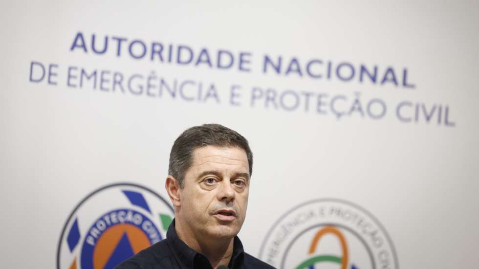 O Comandante Nacional da Proteção Civil, Mário Silvestre, durante uma declaração na sede da Autoridade Nacional de Emergência e Proteção Civil (ANEPC), para fazer um ponto da situação sobre os incêndios, em Carnaxide, Oeiras, 17 de agosto de 2025. A ministra da Administração Interna, Maria Lúcia Amaral, anunciou na declaração que situação de alerta devido ao risco agravado de incêndio foi prorrogada até às 24:00 de terça-feira. ANTÓNIO PEDRO SANTOS/LUSA