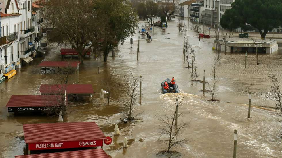 O Rio Sado inundou a zona ribeirinha devido ao mau tempo, em Alcácer do Sal, 05 de fevereiro de 2026. Onze pessoas morreram em Portugal desde a semana passada na sequência da passagem das depressões Kristin e Leonardo, que provocaram também algumas centenas de feridos e desalojados. RUI MINDERICO/LUSA