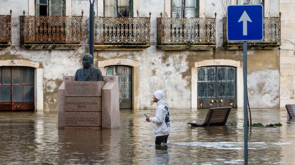 Um homem caminha por uma zona inundada da Ribeira de Santarém, 06 de fevereiro de 2026. Onze pessoas morreram em Portugal desde a semana passada na sequência da passagem das depressões Kristin e Leonardo, que provocaram também algumas centenas de feridos e desalojados. ANTÓNIO PEDRO SANTOS/LUSA