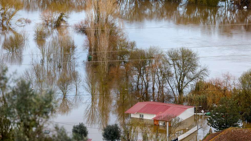 Vista geral das cheias, em Santarém, 06 de fevereiro de 2026. Onze pessoas morreram em Portugal desde a semana passada na sequência da passagem das depressões Kristin e Leonardo, que provocaram também algumas centenas de feridos e desalojados. ANTÓNIO PEDRO SANTOS/LUSA