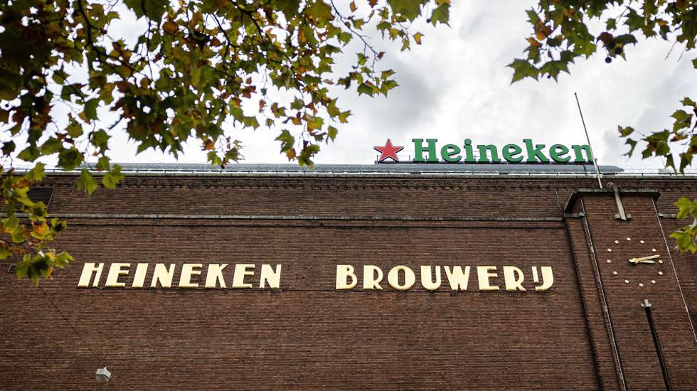 epa12453292 An exterior view of the former Heineken brewery, now the Heineken Experience in Amsterdam, The Netherlands, 14 October 2025. The brewer is reorganizing its headquarters, which will affect approximately four hundred jobs.  EPA/RAMON VAN FLYMEN