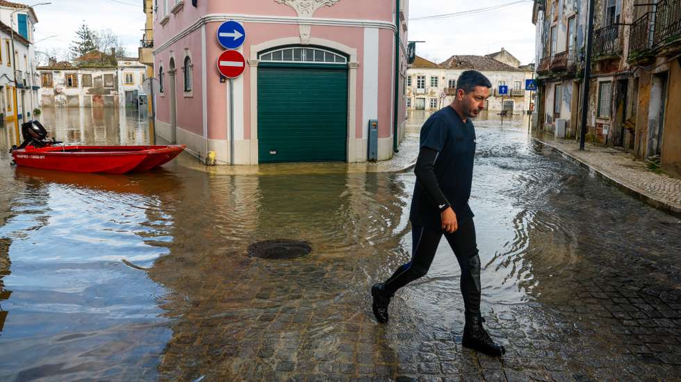 Um elemento da Proteção Civil caminha numa zona inundada da Ribeira de Santarém, 06 de fevereiro de 2026. Onze pessoas morreram em Portugal desde a semana passada na sequência da passagem das depressões Kristin e Leonardo, que provocaram também algumas centenas de feridos e desalojados. ANTÓNIO PEDRO SANTOS/LUSA