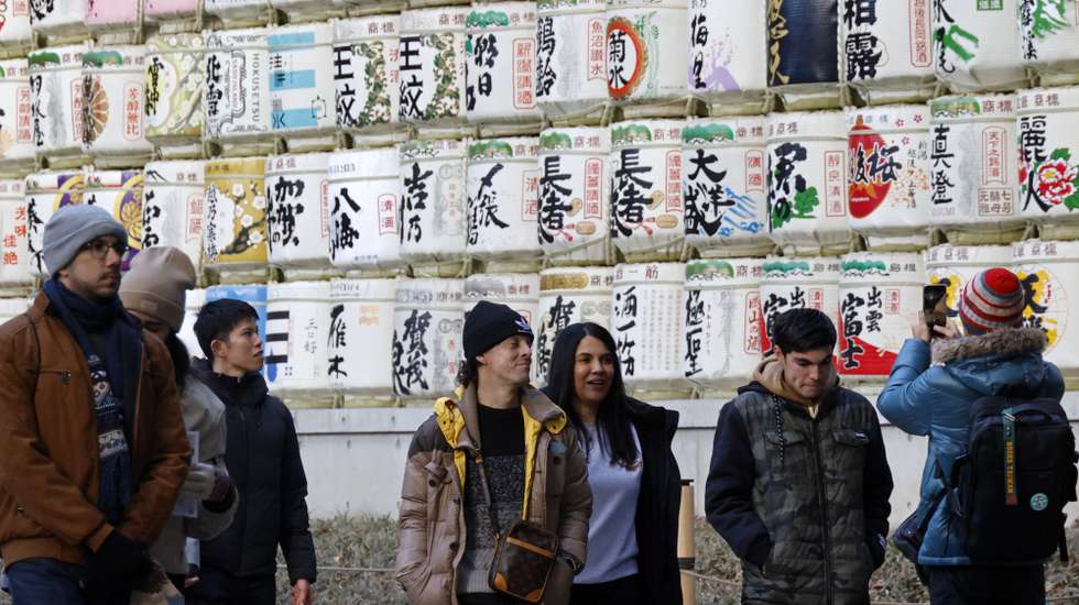 epa12666935 Tourists stroll past sake barrels displayed at the Meiji Jingu shrine in Tokyo, Japan, 21 January 2026. According to data released by the Japan National Tourism Organization, the number of foreign visitors to Japan in 2025 totaled 42,683,600, up 15.8 percent from the previous year. This exceeded the previous annual record set in 2024 by more than 5.8 million, marking a new all-time high.  EPA/FRANCK ROBICHON