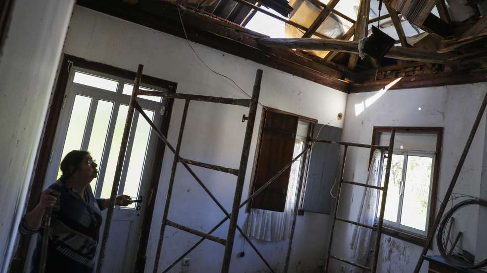 Madalena Azevedo vive numa casa sem condições de habitabilidade devido á destruida pela passagem da tempestade Kristin em Leiria, 20 fevereiro 2026 em Leiria. (ACOMPANHA TEXTO DO DIA 22 DE FEVEREIRO 2026). PAULO CUNHA/LUSA