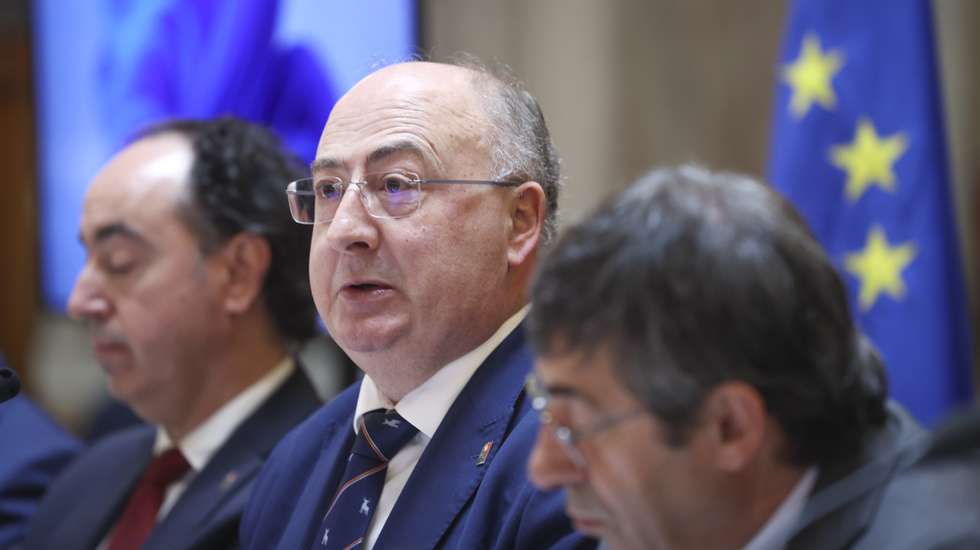 O ministro da Agricultura e Mar, José Manuel Fernandes (C), intervém durante a sua audição na Comissão de Agricultura e Pescas "sobre declarações proferidas sobre os dirigentes do ICNF e mensagem divulgada em reunião com o Instituto", na Assembleia da República, em Lisboa, 11 de fevereiro de 2026. ANTÓNIO PEDRO SANTOS/LUSA