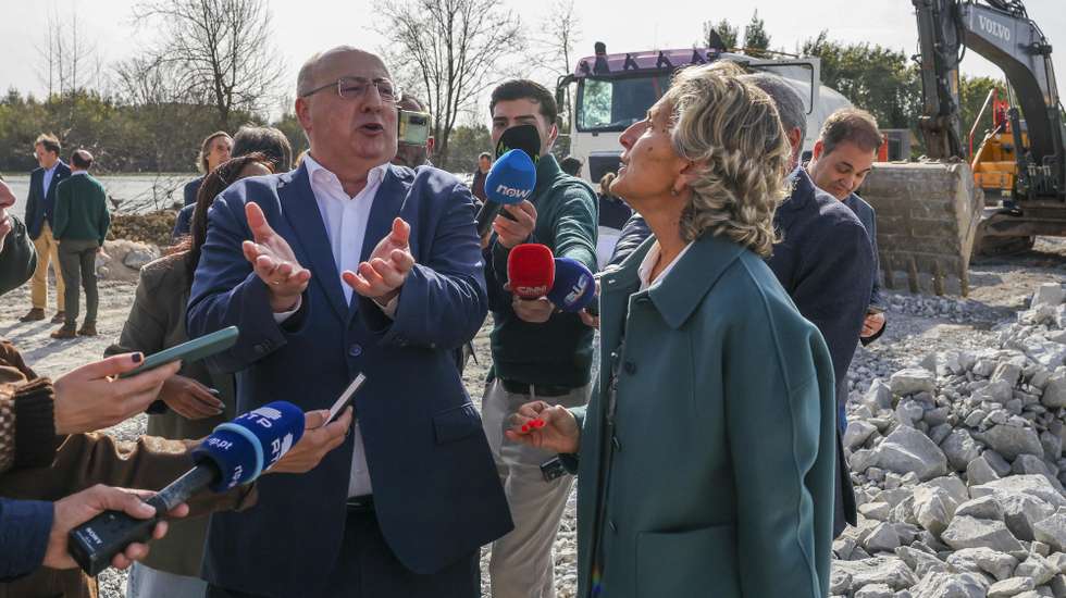 O ministro da Agricultura e Mar, José Manuel Fernandes, e a presidente da Câmara Municipal de Coimbra, Ana Abrunhosa, durante um pequeno desentendimen na visita às obras de reparação nas bacias do rio Mondego junto à intervenção de reparação, em curso, da rotura no dique da margem direita do rio Mondego, em Casais, Viaduto da A1, em Coimbra, 24 de fevereiro de 2026. PAULO NOVAIS/LUSA
