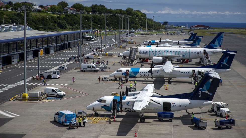 Aviões da Azores Airlines, no Aeroporto João Paulo II em Ponta Delgada, Açores, 11 de outubro de 2023. A privatização dos consórcios interessados na empresa da SATA apresentaram novas ofertas de 7,026 euros e 6,60 euros por ação. Decisão final será tomada até ao início de Outubro. EDUARDO COSTA/LUSA