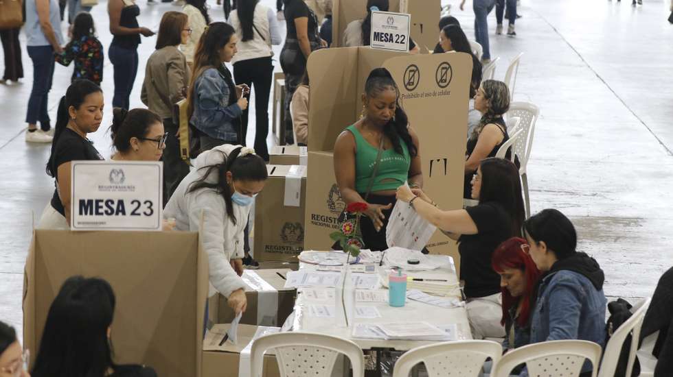 epa12805230 Citizens vote in Medellin, Colombia, 08 March 2026. Legislative elections and inter-party consultations for the Colombian presidency passed their halfway point without any serious incidents affecting the voting and with high citizen participation, authorities confirmed to EFE.  EPA/STR