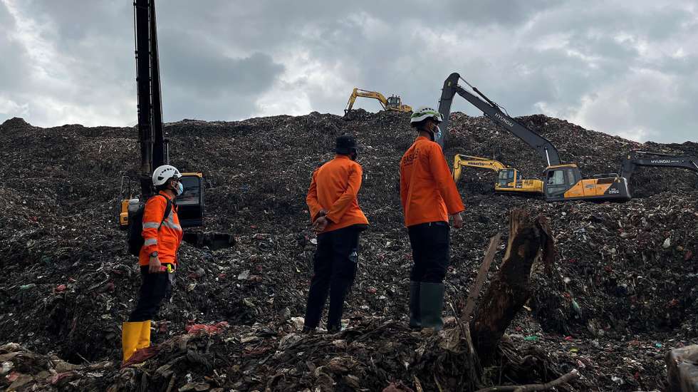 epa12806066 A handout photo made available by the Indonesian National Search and Rescue Agency (BASARNAS) shows rescuers inspecting the site of a garbage avalanche at a landfill in Bantargebang, West Java, Indonesia, 09 March 2026. At least four people were killed and five others went missing during the accident, according to BASARNAS.  EPA/BASARNAS/HANDOUT HANDOUT  HANDOUT EDITORIAL USE ONLY/NO SALES