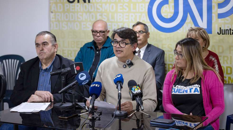epa12776704 Secretary General of the National Union of Press Workers (SNTP) Marco Ruiz (C) speaks during a press conference in Caracas, Venezuela, 25 February 2026. The union formally requested the National Assembly to annul all criminal proceedings and restrictions against 40 journalists and media workers, following the passage of the Amnesty Law for Democratic Coexistence.  EPA/RONALD PENA R
