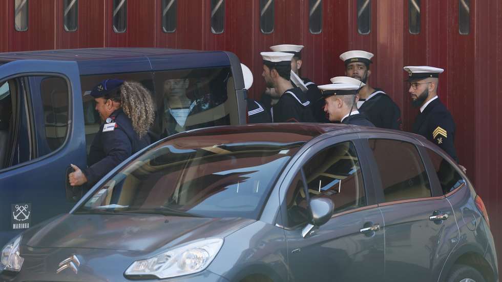 Os militares que se recusaram a embarcar no navio Mondego, alegando falta de segurança, à chegada para serem ouvidos pela Polícia Judiciária Militar (PJM), em Lisboa, no âmbito de inquérito criminal após participação feita pela Marinha, Lisboa, 20 de março de 2023. O NRP (Navio da República Portuguesa) Mondego não cumpriu na noite do passado dia 11 uma missão de acompanhamento de um navio russo a norte da ilha do Porto Santo, na Madeira, porque 13 dos militares da guarnição (quatro sargentos e nove praças) se recusaram embarcar por razões de segurança. ANTÓNIO PEDRO SANTOS/LUSA