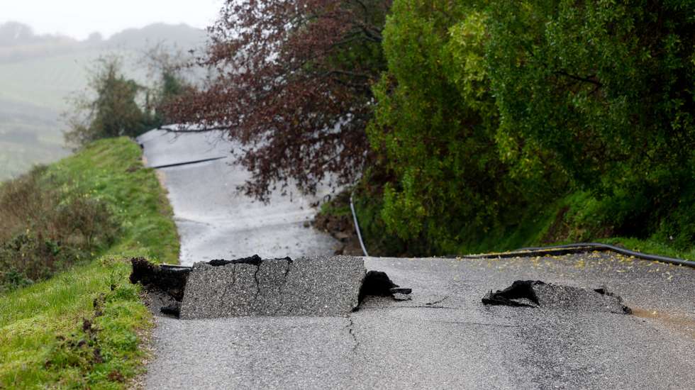 A estrada do Lapão ficou destruída devido ao mau tempo que se faz sentir em Arruda dos Vinhos, Alenquer, 10 de fevereiro de 2026. Quinze pessoas morreram em Portugal desde 28 de janeiro na sequência da passagem das depressões Kristin, Leonardo e Marta, que provocaram também muitas centenas de feridos e desalojados. ANTÓNIO PEDRO SANTOS/LUSA
