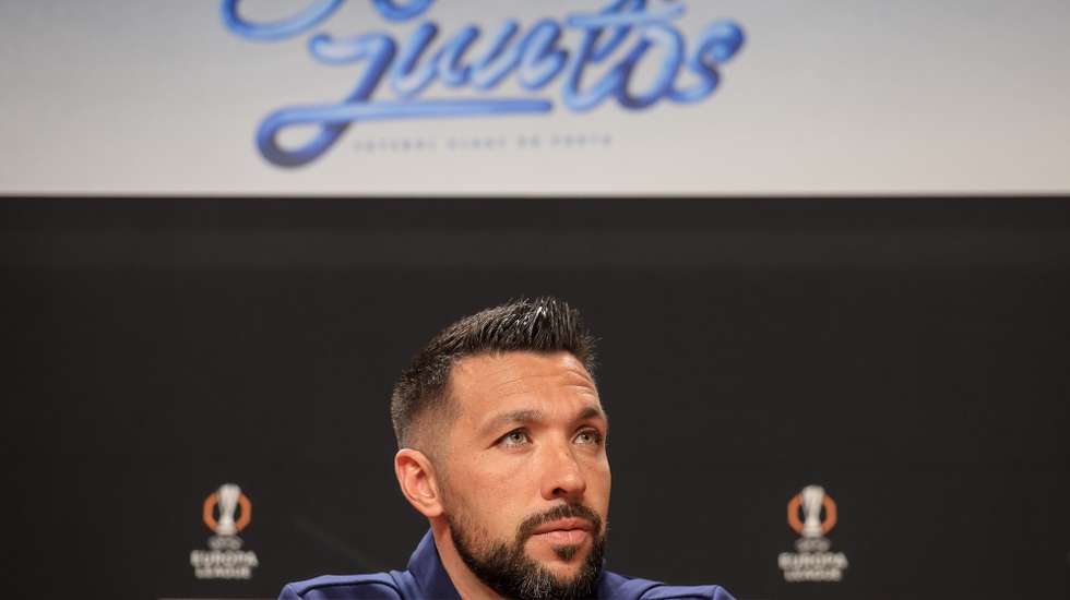 FC Porto's head coach Francesco Farioli during a press conference at Olival center in Vila Nova de Gaia, Portugal, 18 March 2026. FC Porto faces VfB Stuttgarrt in a UEFA Europa League round of 16 match second hand on 19 March. JOSÉ COELHO/LUSA