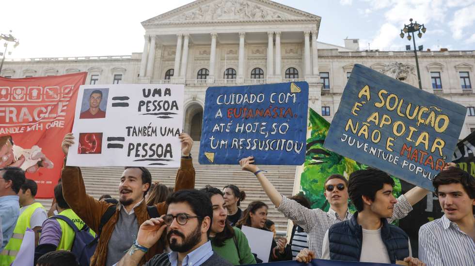 Manifestantes protestam durante a Marcha pela Vida, do Bairro Alto à Assembleia da República, em Lisboa, 21 de março de 2026. A Marcha pela Vida é a nova designação da Caminhada pela Vida em Lisboa, uma iniciativa pública que se realiza anualmente desde 2012, continuando uma tradição que remonta a 1998. É a principal manifestação pública pró-vida em Portugal. ANTÓNIO PEDRO SANTOS/LUSA