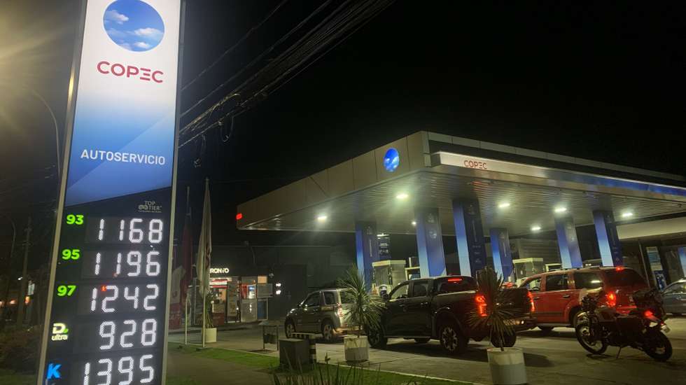 epa12845275 Fuel prices are displayed at a gas station in Santiago, Chile, 23 March 2026. The Chilean government has approved a historic increase in fuel prices and limited aid to the trucking industry as rising oil costs linked to the war in the Persian Gulf place additional pressure on household finances.  EPA/Javier Martín