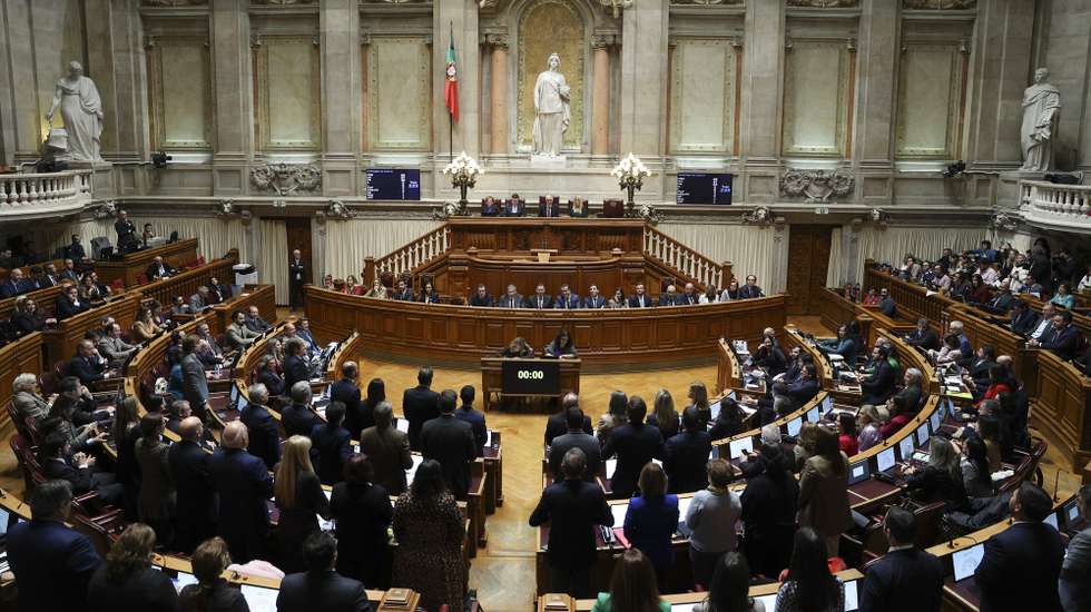 O momento da votação no encerramento do debate final do Orçamento do Estado para 2026 (OE2026), na Assembleia da República, em Lisboa, 27 de novembro de 2025. TIAGO PETINGA/LUSA