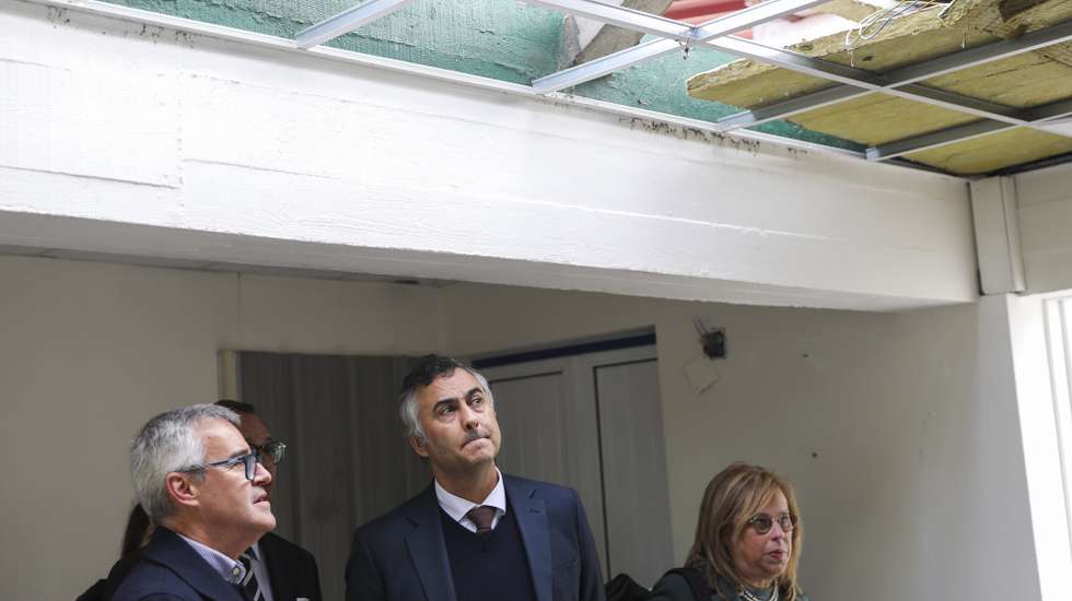 O ministro da Educação, Ciência e Inovação, Fernando Alexandre (C), durante uma visita à escola dos Marrazes, uma das afetadas pela passagem da depressão Kristin, em Leiria, 6 de março de 2026. PAULO CUNHA/LUSA