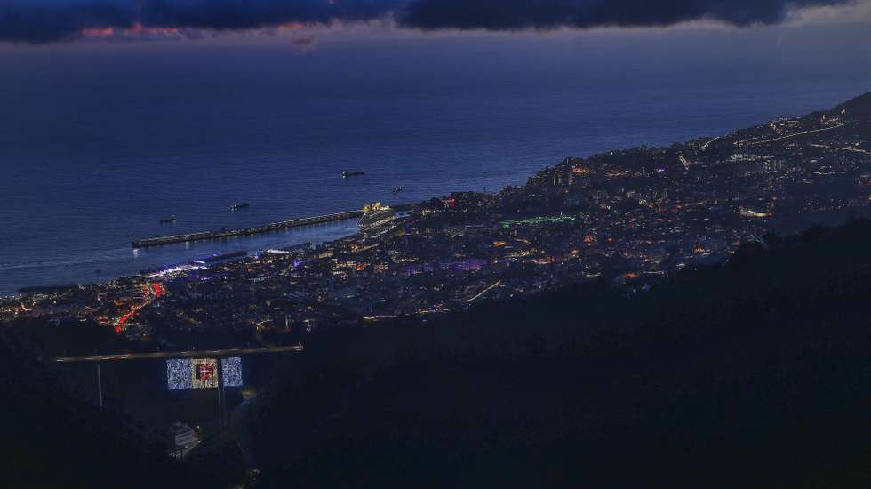 O espetáculo de fogo-de-artifício que assinala a passagem de ano na Madeira vai ocorrer às 00:00 de quinta-feira, depois de o Governo Regional ter ponderando antecipá-lo para as 20:00 de quarta-feira, devido ao mau tempo, indicou hoje o executivo. O IPMA colocou a costa sul e as regiões montanhosas da ilha da Madeira sob aviso laranja na quinta-feira, 01 de janeiro de 2026, com previsão de chuva por vezes forte, que poderá ser ocasionalmente sob a forma de granizo. Funchal, ilha da Madeira, 30 de dezembro de 2025. O tradicional espetáculo pirotécnico, um dos maiores cartazes da Madeira, decorre no Funchal e terá a duração de oito minutos, com fogo lançando a partir de 58 postos – 26 localizados no anfiteatro, 25 na avenida marginal e cinco em embarcações ao largo da baía –, num total de 22 toneladas de material pirotécnico e 97 mil disparos. HOMEM DE GOUVEIA/ LUSA