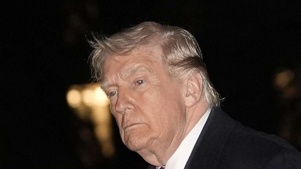 epa12859603 US President Donald Trump walks on the South Lawn of the White House upon his return to Washington, DC, USA, 29 March 2026.  EPA/Yuri Gripas / POOL