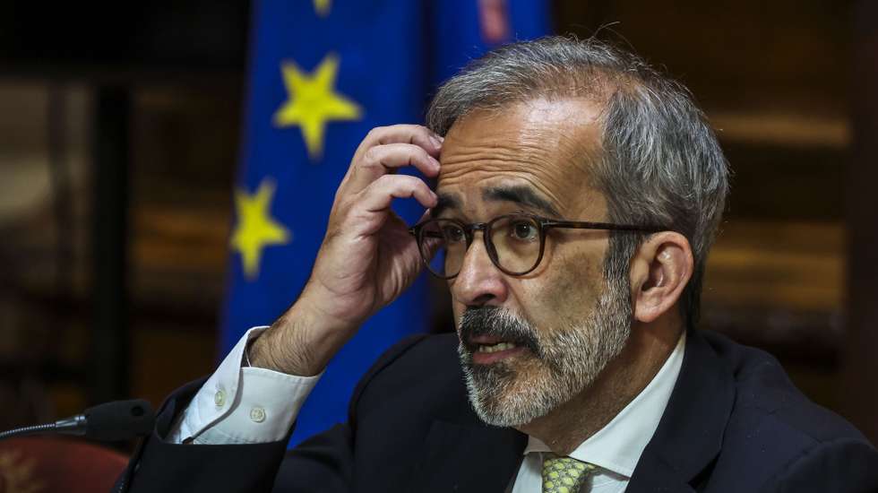 O ministro de Estado e dos Negócios Estrangeiros, Paulo Rangel, fala perante a Comissão de Assuntos Europeus na Assembleia da República em Lisboa, 1 de abril de 2026. TIAGO PETINGA/LUSA