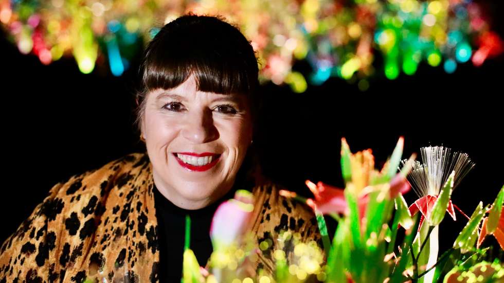 A artista portuguesa Joana Vasconcelos posa para a fotografia durante uma entrevista à agência Lusa sobre a exposição 'Jardim do Éden' que integra a programação do Congresso Internacional "Tempos do Barroco: Cenários da Mesa", em Vila Nova de Foz Côa, 14 de novembro de 2024. A exposição 'Jardim do Éden', que já passou pela Bienal de Veneza, Museu da Eletricidade, Museu de Arte Contemporânea/Centro Cultural de Belém (MAC/CCB), Palácio Nacional da Ajuda e pelo Malta International Contemporary Arts Space, em Malta, é uma instalação imersiva que convida o espectador a caminhar. MIGUEL PEREIRA DA SILVA/LUSA