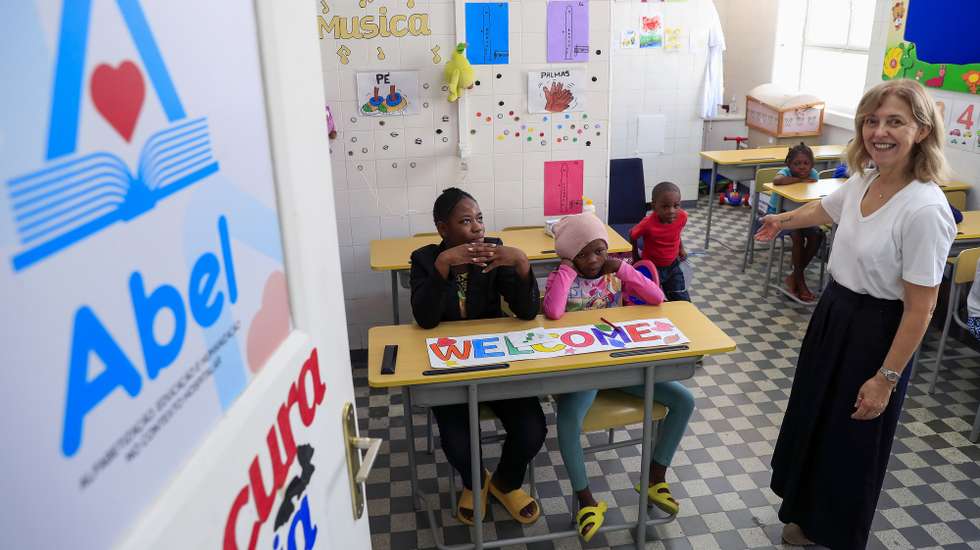 A mentora do projeto Abel, Olga Leite, durante uma aula com alunos internados no Hospital David Bernardino, em Luanda, Angola, 27 de março de 2026. O nome do projeto foi inspirado por Abel, um menino de rua, engraxador, que Olga Leite conheceu numa circunstância "feliz": "Há uma bola que cai à água e o Abel atira-se à água para apanhar a bola”. É nessa altura que se apercebe que a criança tem um problema no rosto e empreende uma cruzada pelos hospitais de Luanda até encontrar um especialista maxilofacial que aceitou ajudá-lo. (ACOMPANHA TEXTO DA LUSA DO DIA 04 DE ABRIL DE 2026). AMPE ROGÉRIO/LUSA