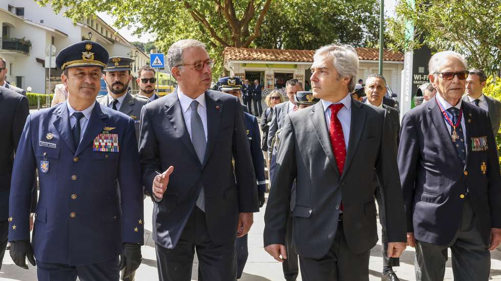 O Presidente da República, António José Seguro (2-E), acompanhado pelo ministro da Defesa Nacional, Nuno Melo (D), e pelo chefe do Estado-Maior-General da Força Aérea (CEMGFA), tenente-general Sérgio Costa Pereira (E), durante a cerimónia do Dia do Combatente, na Batalha, 09 de abril de 2026. PAULO NOVAIS/LUSA