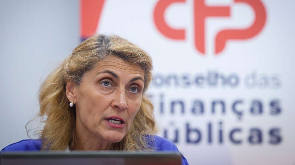 A presidente do Conselho das Finanças Públicas, Nazaré da Costa Cabral, intervém na conferência de imprensa sobre a publicação do relatório "Perspetivas Económicas e Orçamentais 2026-2030", em Lisboa, 15 de abril de 2026. ANTÓNIO PEDRO SANTOS/LUSA