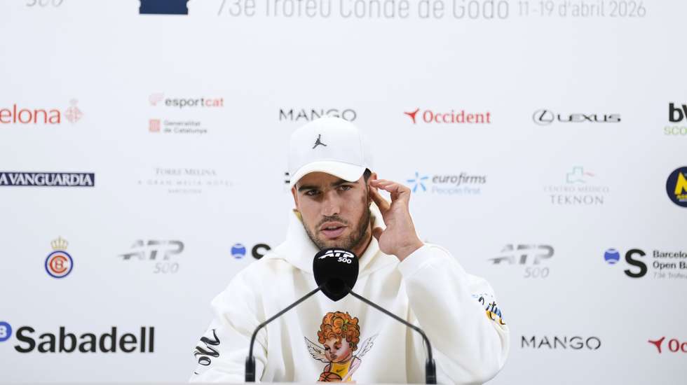 epa12892077 Spanish tennis player Carlos Alcaraz gives a press conference to announce his withdrawal from the Barcelona Open Banc Sabadell-Trofe Conde de Godo, in Barcelona, Spain, 15 April 2026. He suffered a right wrist injury that required treatment during his opening match.  EPA/Alejandro Garcia