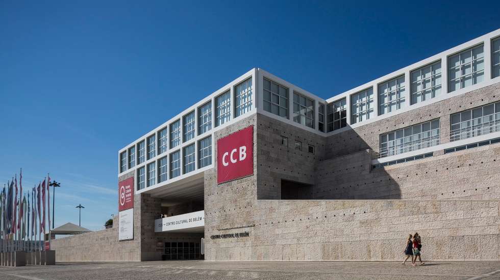 Na vertente financeira, a administração assume como prioridade a diversificação das fontes de financiamento, num contexto em que entre 60% e 70% do orçamento anual, cerca de 18,7 milhões de euros, continua a depender do Orçamento do Estado, que atualmente assegura aproximadamente 10,5 milhões
