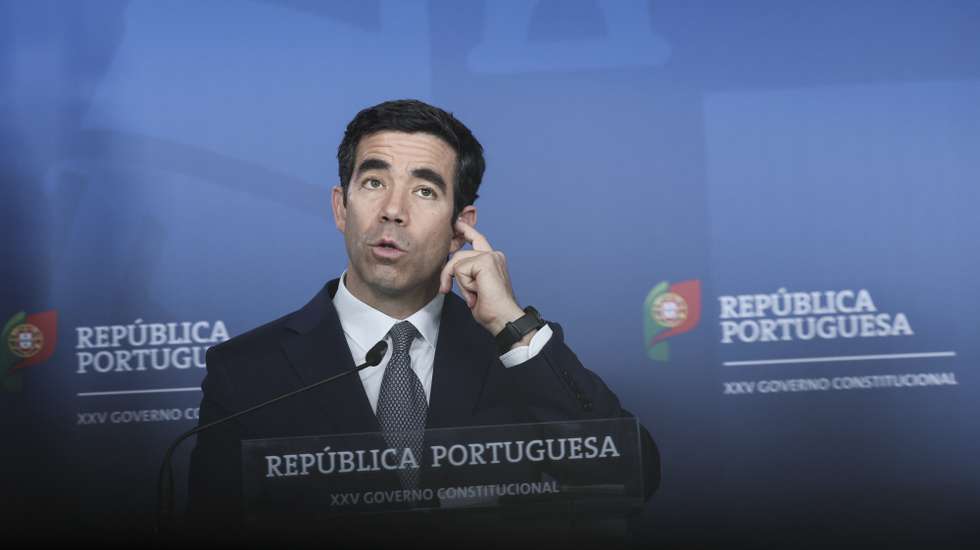 O ministro da Presidência António Leitão Amaro, durante a conferência de imprensa após a reunião do Conselho de Ministros, no Campus XXI, em Lisboa, 16 de abril de 2026. CARLOS M. ALMEIDA/LUSA