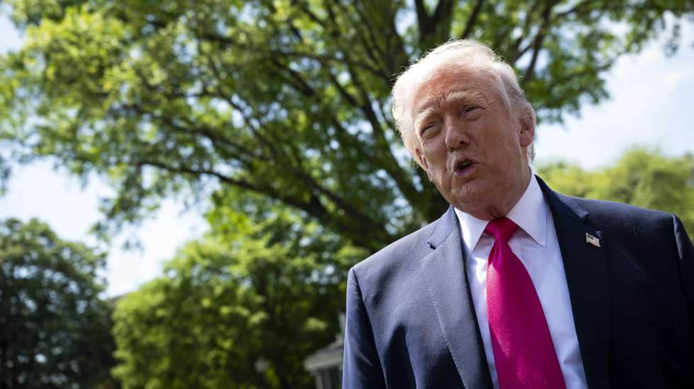 epa12894737 US President Donald Trump speaks to members of the media on the South Lawn of the White House before departing on Marine One, in Washington, DC, USA, 16 April 2026. President Trump is traveling to Las Vegas, Nevada, for an event highlighting Republican tax policies after the 15 April tax deadline.  EPA/GRAEME SLOAN / POOL