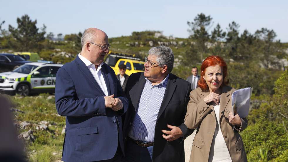 O ministro da Agricultura e Mar, José Manuel Fernandes (E), acompanhado pela ministra do Ambiente e Energia, Maria da Graça Carvalho (D), e pelo presidente da Câmara Municipal de Porto de Mós, Jorge Vala (C), participam na apresentação do Programa de Apoio à Redução da Carga Combustível através do Pastoreio Extensivo, em Alqueidão da Serra, 17 de abril de 2026. PAULO CUNHA/LUSA