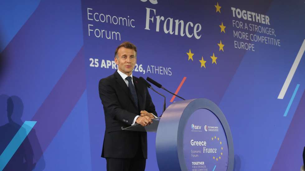 epa12913248 French President Emmanuel Macron delivers a speech during the Greek-France Economic Forum at the Stavros Niarchos Foundation Cultural Center (SNFCC) in Kallithea, a suburb of Athens, Greece, 25 April 2026. Macron is on a two-day official visit to Athens focused on the renewal of the Greek-French Strategic Partnership Agreement.  EPA/ALEXANDROS VLACHOS