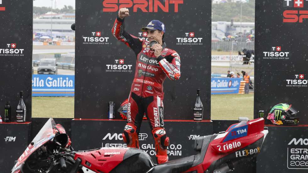 epa12913305 First placed Ducati Lenovo rider Marc Marquez of Spain poses after the MotoGP Sprint race ahead of the Motorcycling Grand Prix of Spain at Angel Nieto circuit in Jerez de la Frontera, Spain, 25 April 2026. The Motorcycling Grand Prix of Spain takes place on 26 April 2026.  EPA/Jose Manuel Vidal