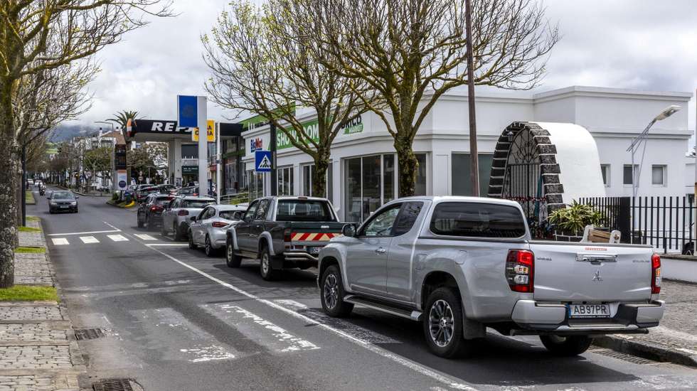 Fila de veículos para abastecerem devido ao aumento dos combustíveis a partir de sexta-feira onde a gasolina sem chumbo I.O. 95 octanas passa a custar 1,921 euros por litro e o gasóleo rodoviário 2,004 euros por litro, Ponta Delgada, Açores, 30 de abril de 2026. Desde fevereiro, com este novo aumento, o preço da gasolina nos Açores sobe 32,3 cêntimos por litro, o preço do gasóleo 53 cêntimos por litro e o preço do gás butano 52,2 cêntimos por quilo. EDUARDO COSTA/LUSA