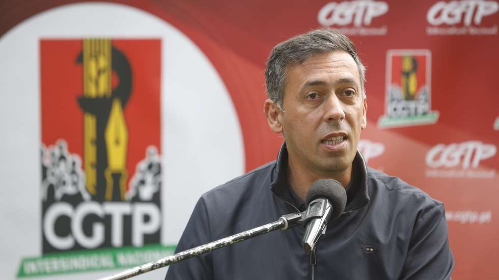 O secretário-geral da CGTP-IN, Tiago Oliveira, discursa durante a tribuna pública organizada pela CGTP-IN por ocasião do Dia Mundial da Segurança Social, frente ao Ministério do Trabalho e Segurança Social, em Lisboa, 08 de maio de 2026. ANTÓNIO PEDRO SANTOS/LUSA
