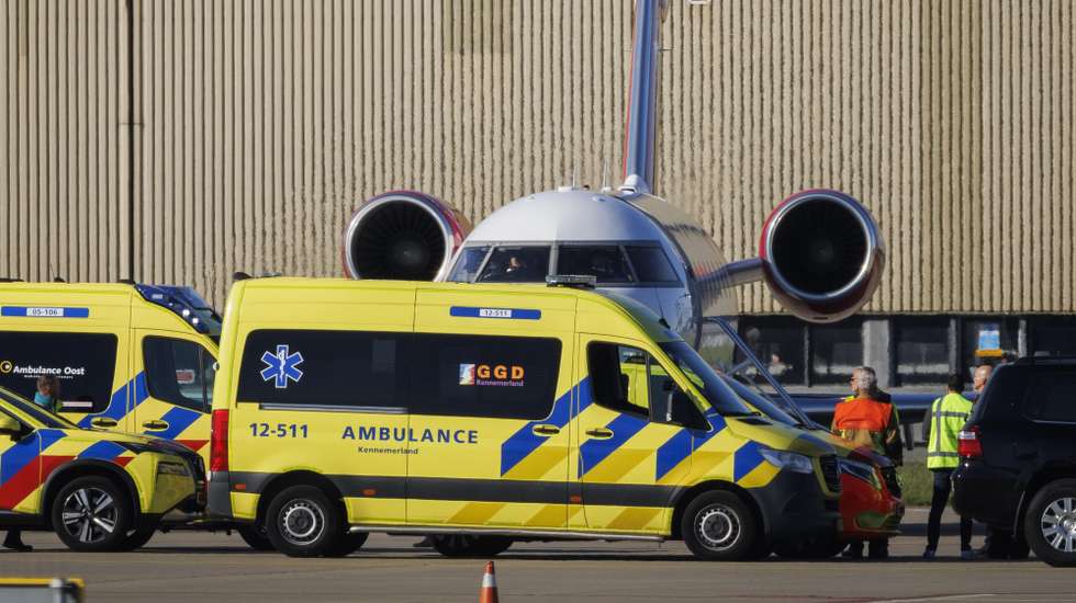 epa12937954 Medical staff with ambulances at Schiphol airport, near Amsterdam, Netherlands, 07 May 2026. The second medical evacuation plane with a sick person on board the cruise ship MV Hondius was en route to the Netherlands. The 56-year-old man may be infected with the hantavirus. According to the World Health Organization (WHO), three suspected hantavirus case patients have been evacuated from the Dutch cruise ship MV Hondius, anchored off the coast of Cape Verde, and are on their way to receive medical care in The Netherlands in coordination with WHO.  EPA/MICHEL VAN BERGEN