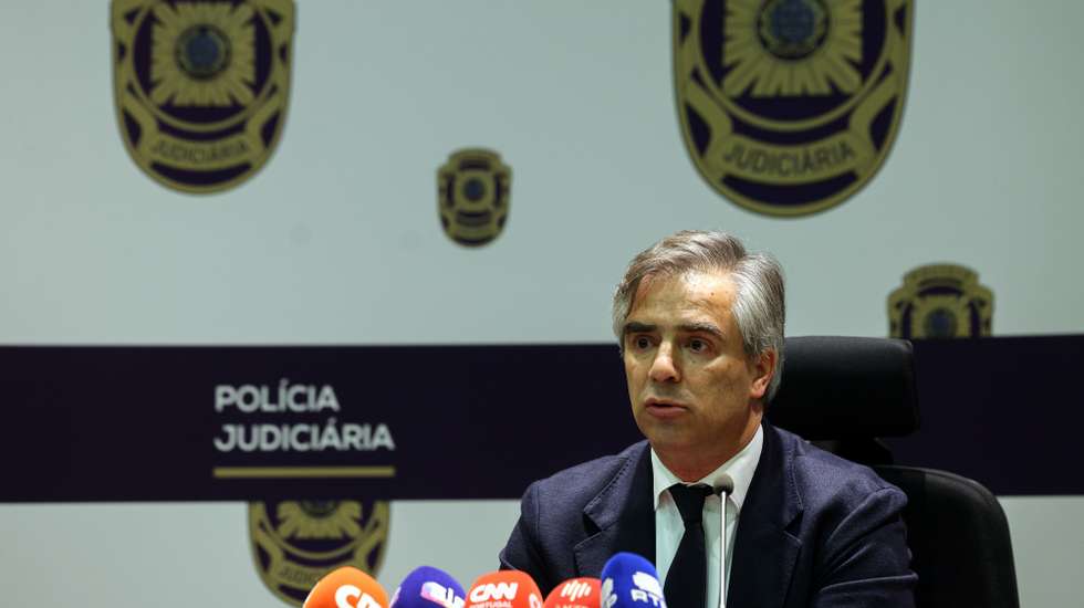 O diretor da UNCTE (Unidade Nacional de Combate ao Tráfico de Estupefacientes) Artur Vaz, durante uma conferência de imprensa da Polícia Judiciária sobre a operação policial de combate ao tráfico de estupefacientes ‘Pacoba’ realizada no dia 04 na zona Oeste e que resultou na detenção de sete homens, na apreensão de cerca de 1.500 kg de cocaína e no desmantelamento do considerado "maior laboratório industrial de extração, transformação e empacotamento de cocaína detetado em Portugal e um dos maiores a nível europeu", Lisboa, 5 de dezembro de 2024. TIAGO PETINGA/LUSA