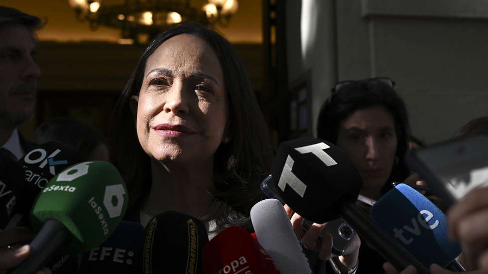 epa12896860 Venezuelan opposition leader and Nobel Peace Prize 2025 winner Maria Corina Machado (C) speaks to members of the news media after a meeting with Spain's Vox party leader Santiago Abascal (not pictured) during her visit to Madrid, Spain, 17 April 2026.  EPA/FERNANDO VILLAR