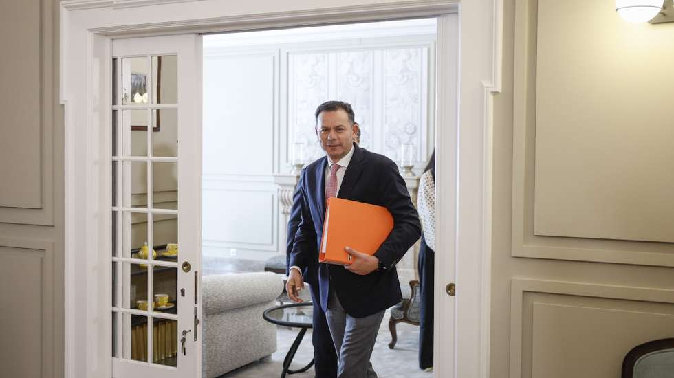 O primeiro-ministro e candidato a mais um mandato como presidente do Partido Social Democrata (PSD), Luís Montenegro, à chegada para a entrega da Moção de Estratégia Global na sede do partido, em Lisboa, 18 de maio de 2026. ANTÓNIO PEDRO SANTOS/LUSA