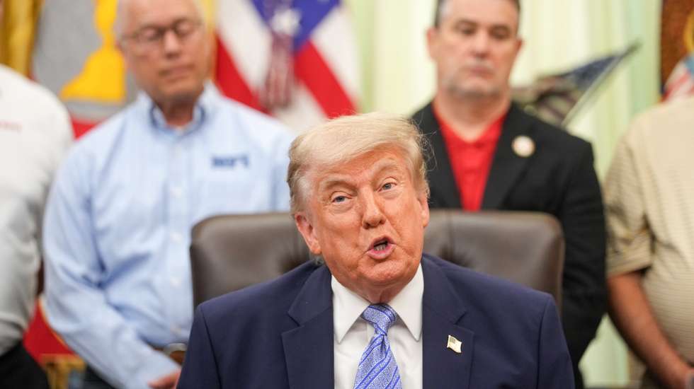 epa12981704 US President Donald Trump speaks during an event with Environmental Protection Agency Administrator Lee Zeldin in the Oval Office at the White House in Washington, DC, USA, 21 May 2026. Trump discussed plans to roll back Biden-era refrigerant regulations affecting cooling and refrigeration systems.  EPA/AL DRAGO / POOL NEWS SERVICE OK